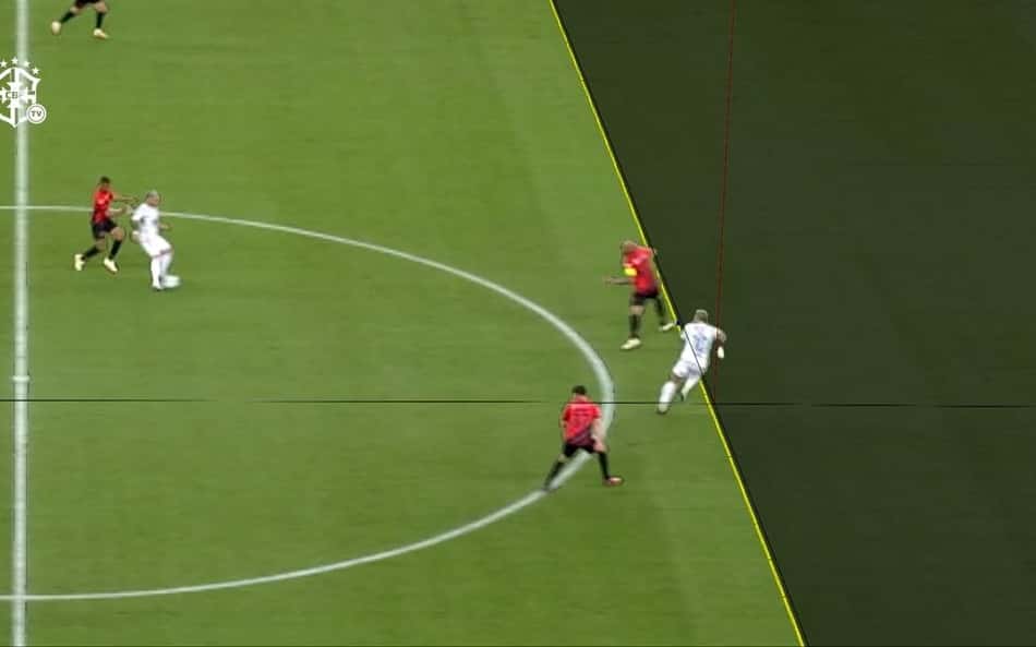 Chefe de arbitragem da CBF analisa lance de Gabigol, do Flamengo, contra o Athletico e explica linha de impedimento do VAR; veja