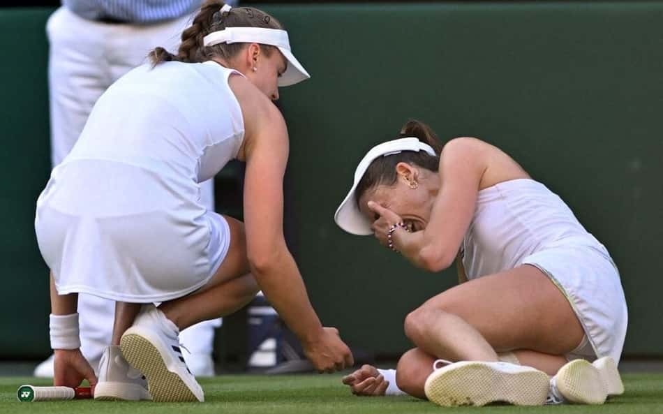 Cornet cai, se machuca, luta, mas perde para Rybakina em Wimbledon