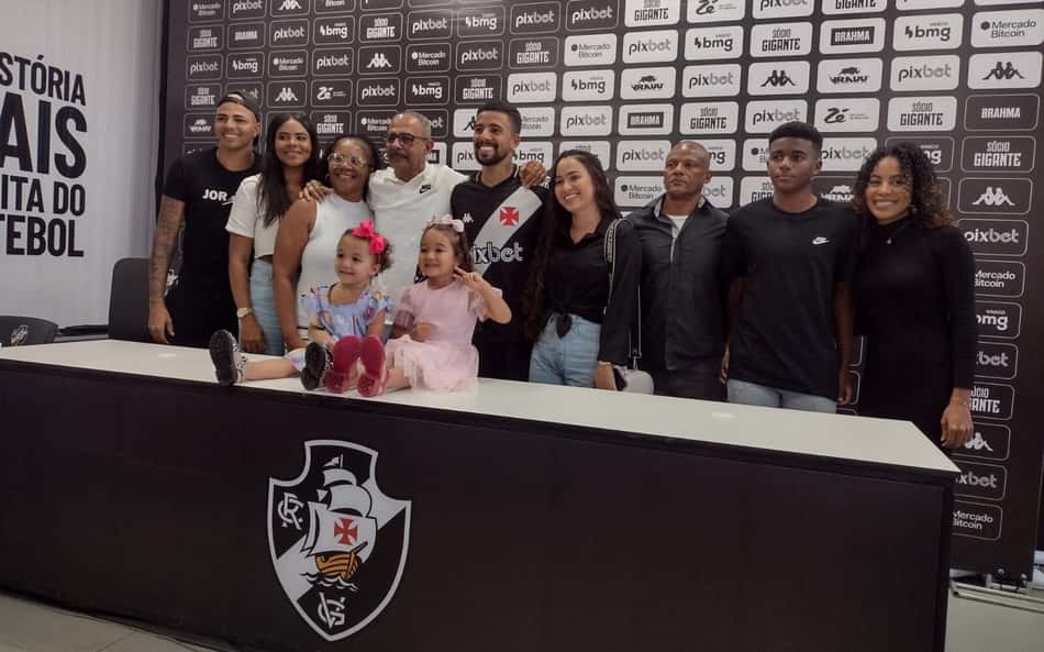 Paulinho é apresentado pelo Vasco com a presença da família: 'Muito especial tê-los comigo'