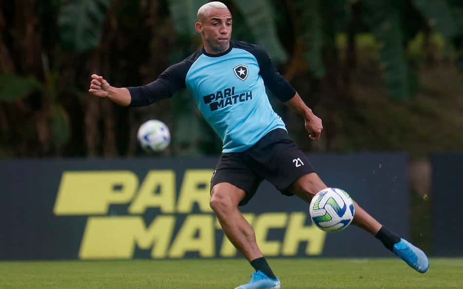 Marçal volta a treinar no Botafogo e tem chances de enfrentar o Grêmio pelo Brasileirão