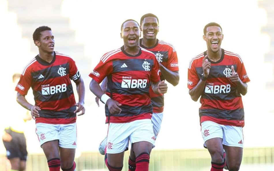 Flamengo goleia Athletico e garante classificação para semifinal do Brasileirão Sub-20