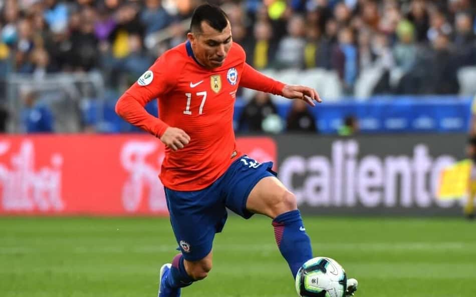 Acertado com o Vasco, Gary Medel recebe homenagem de ex-clube