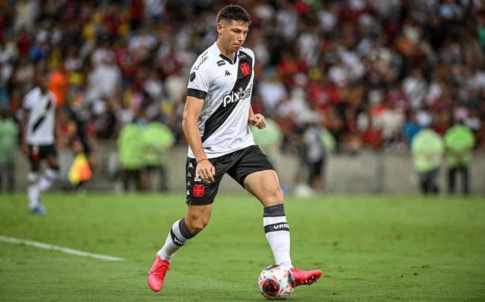 Longe da família, Manuel Capasso se impressiona com história do Vasco e exalta valores do clube: 'Não é superficial'