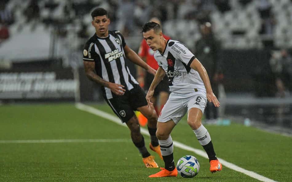 Lucas Piton está suspenso para a próxima rodada; veja a lista de jogadores do Vasco que estão pendurados