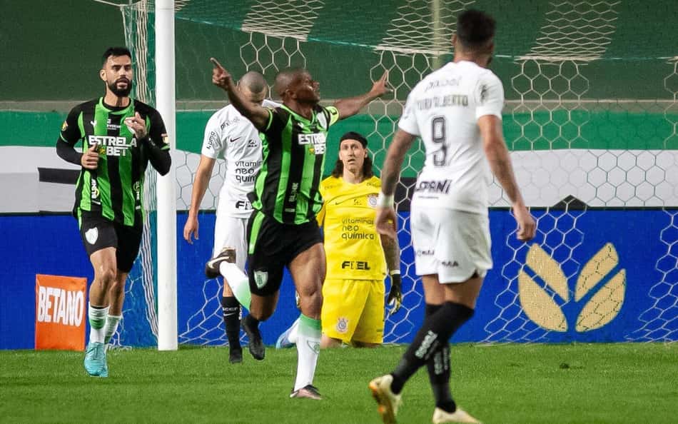 Mancini pode ter desfalques no América-MG diante do Corinthians e prevê 'guerra' no duelo