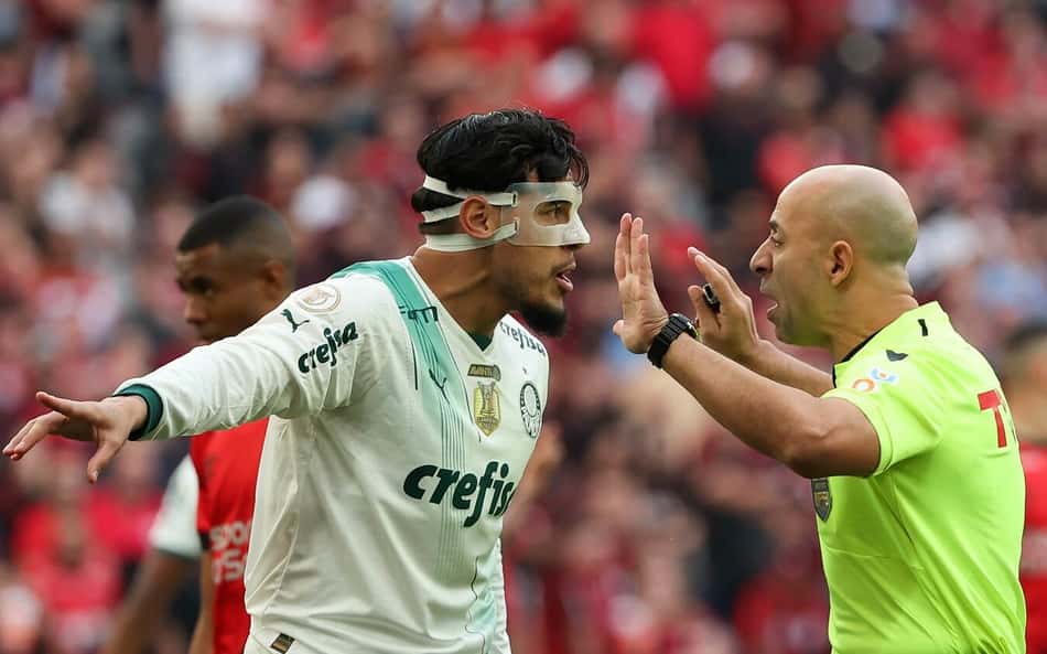 ANÁLISE: Palmeiras tem razão em reclamar da arbitragem, mas também precisa olhar para dentro