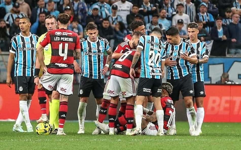 Gabigol x Suárez: Internautas se dividem ao comentar discussão entre os atacantes