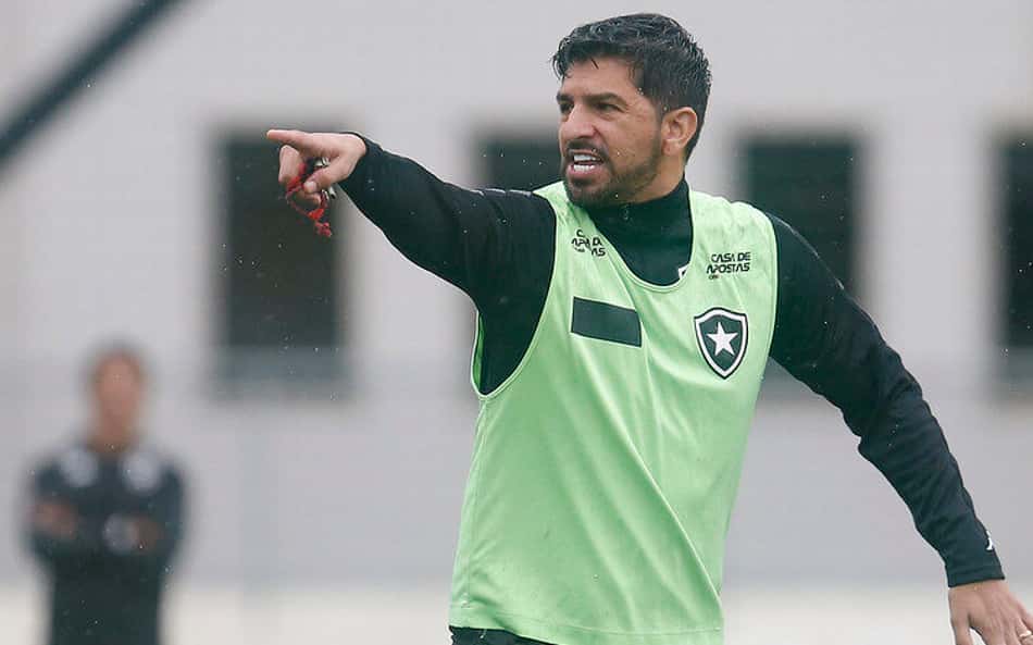 Auxiliar de Ramón Díaz já se declarou botafoguense e costuma demonstrar carinho pelo clube