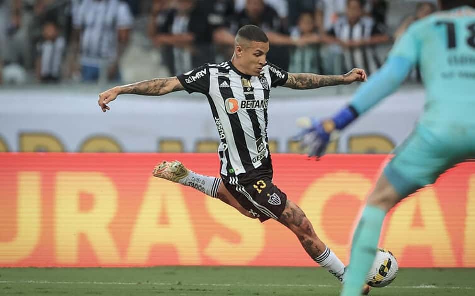 'Era arriscado nem voltar a jogar', revela Arana, do Atlético-MG, sobre lesão multiligamentar no ano passado