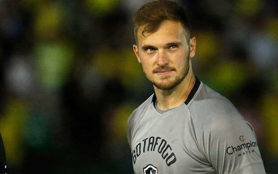Apesar da vitória sobre Patronato, Lucas Perri pede atenção ao Botafogo: 'Não tem nada decidido'