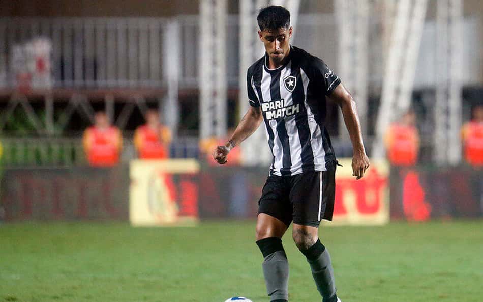 Alheio à ida do Botafogo ao mercado por lateral, Di Plácido engata boa fase e tenta consolidar sua titularidade