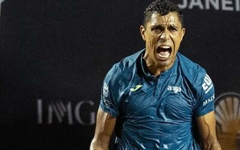 Monteiro vira batalha, vai às oitavas no ATP de Bastad e voltará ao Nº 1 do Brasil