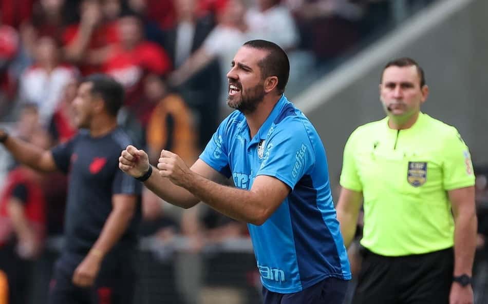 Auxiliar de Abel fala em 'vergonha' e dispara contra a arbitragem após empate do Palmeiras: 'Não deixam os melhores ganharem'