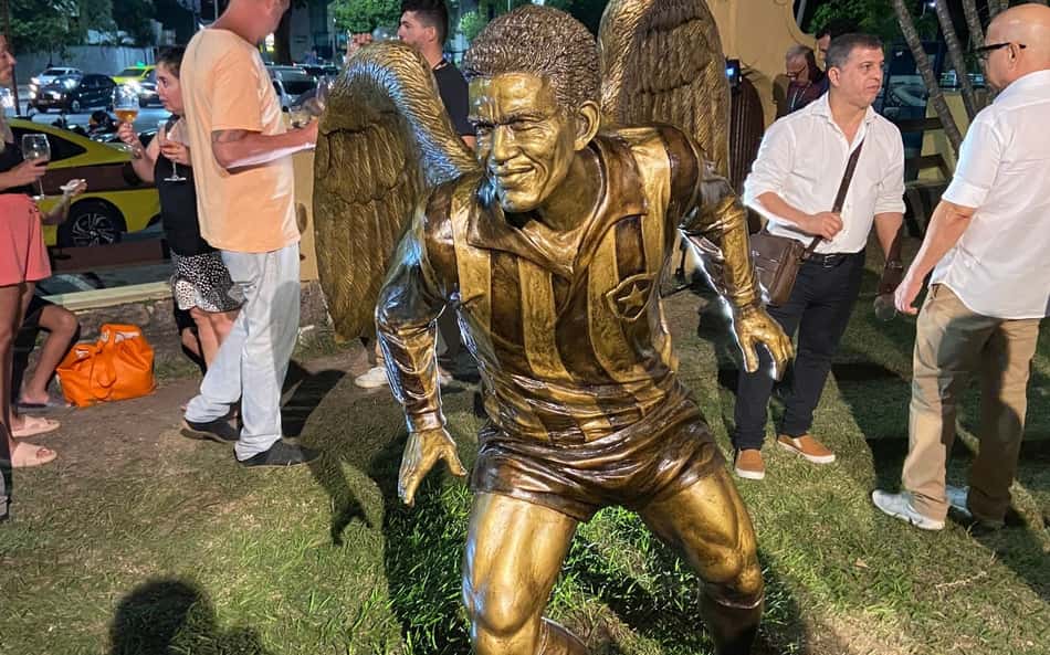 Botafogo inaugura estátua de Garrincha e apresenta projeto do museu