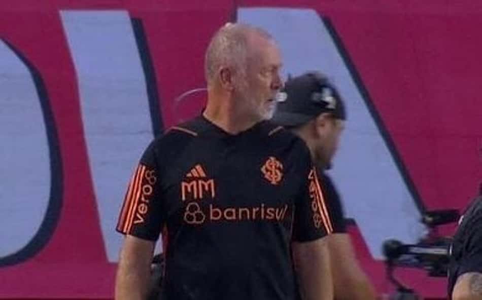 Torcida sobe hashtag, e Mano Menezes vira alvo de protesto nas redes sociais após empate com Palmeiras