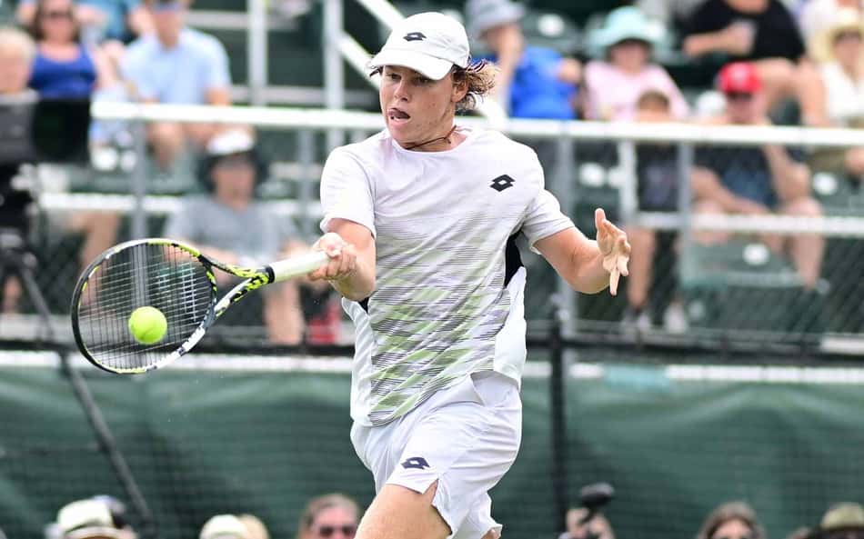 Aos 18 anos, Michelsen surpreende McDonald e faz, em Newport, 1ª semi da carreira