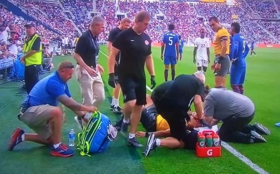 na-copa-ouro-assistente-deixa-o-campo-apos-bolada-violenta-Futebol-Latino-aspect-ratio-512-320