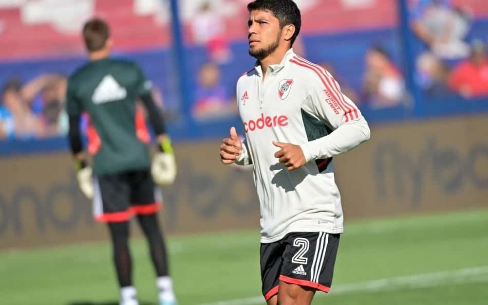 Vasco encaminha acerto com Robert Rojas, mas River Plate faz exigência para liberar o zagueiro; entenda