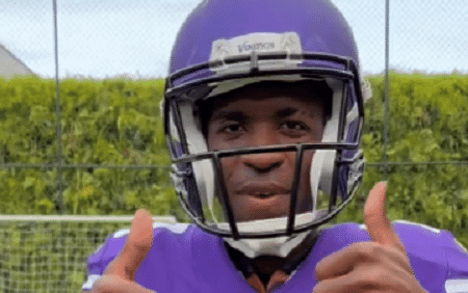 Em ação de patrocinadora, Vini Jr aparece com uniforme completo da NFL: 'novo jogador'