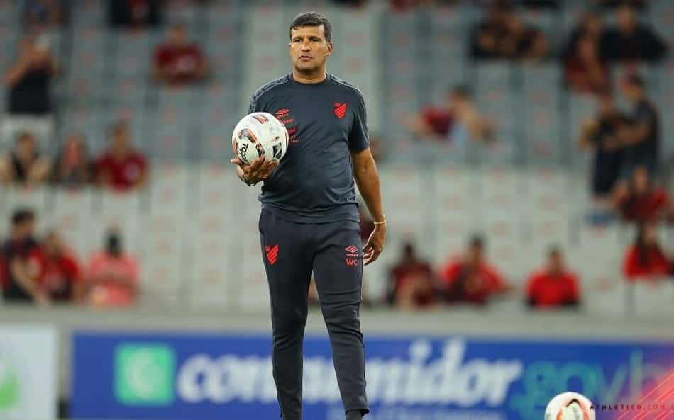 Desempenho do Athletico dá 'moral' a Wesley, mas continuidade gera debate nas redes sociais após eliminação