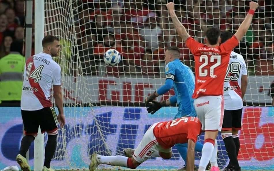 Decisão entre Internacional e River Plate encanta web: 'Melhor da Libertadores no ano'