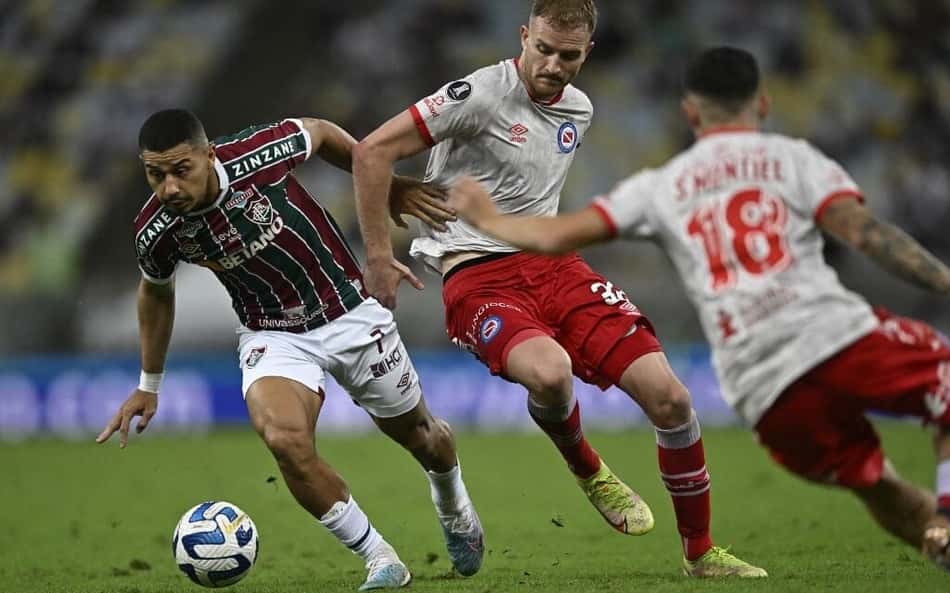 Fluminense: VAR vê 'ação temerária' de André em atacante do Argentinos Juniors; Conmebol discorda de decisão da arbitragem