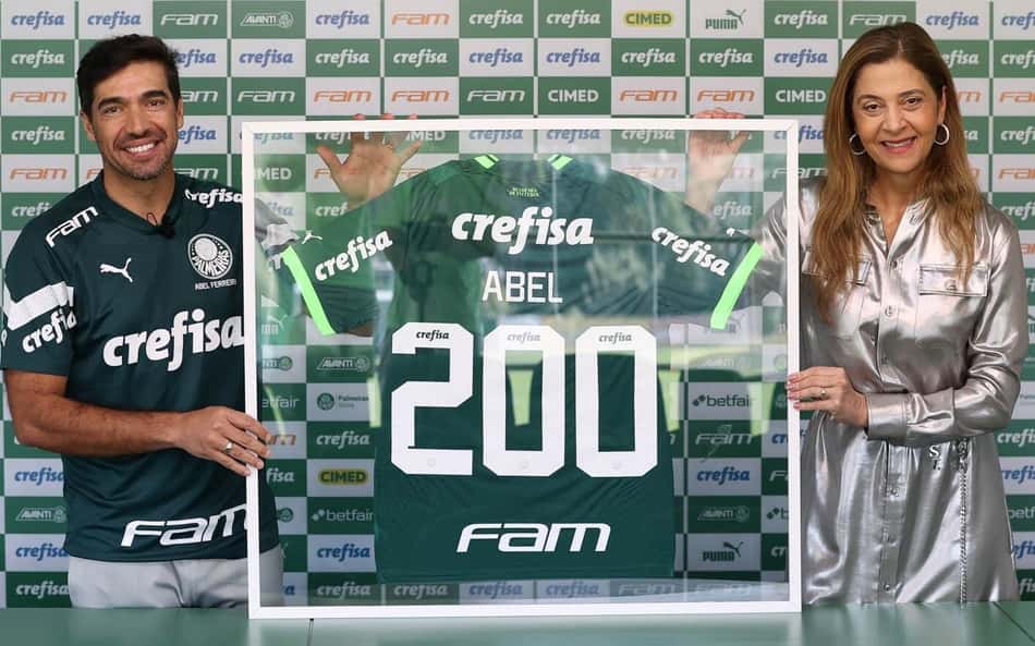 Abel Ferreira recebe homenagem do Palmeiras por marca de 200 jogos