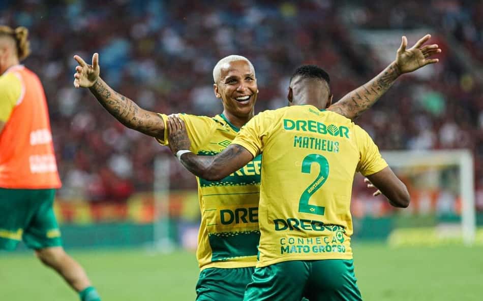 Deyverson marca para o Cuiabá e 'explode' a internet: 'Pai do Flamengo'