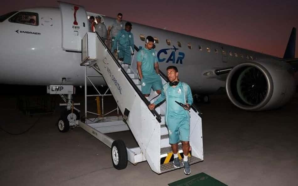 Palmeiras, enfim, desembarca no Brasil após problema técnico em avião de Leila Pereira