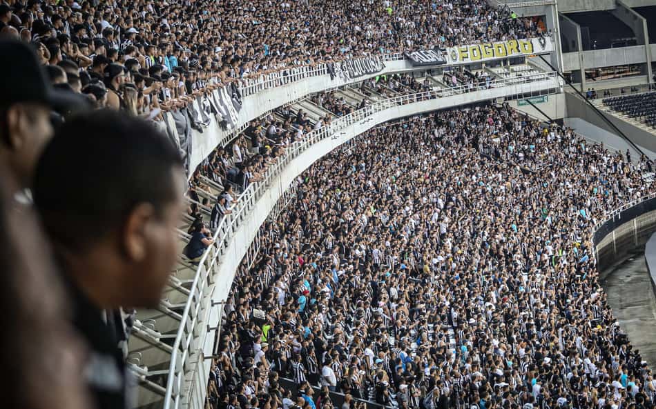 Vaias no Nilton Santos dividem opiniões de torcedores do Botafogo na web