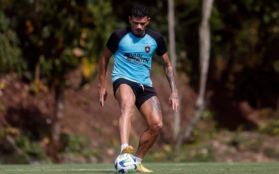 Botafogo em alerta com situação de Tiquinho Soares. Saiba quanto tempo dura a recuperação de entorse no joelho!