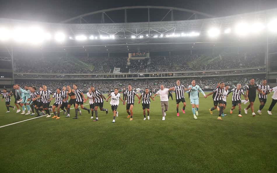 !Em paz! Botafogo cria sentimento de família no clube e vive oposição a rival em ebulição