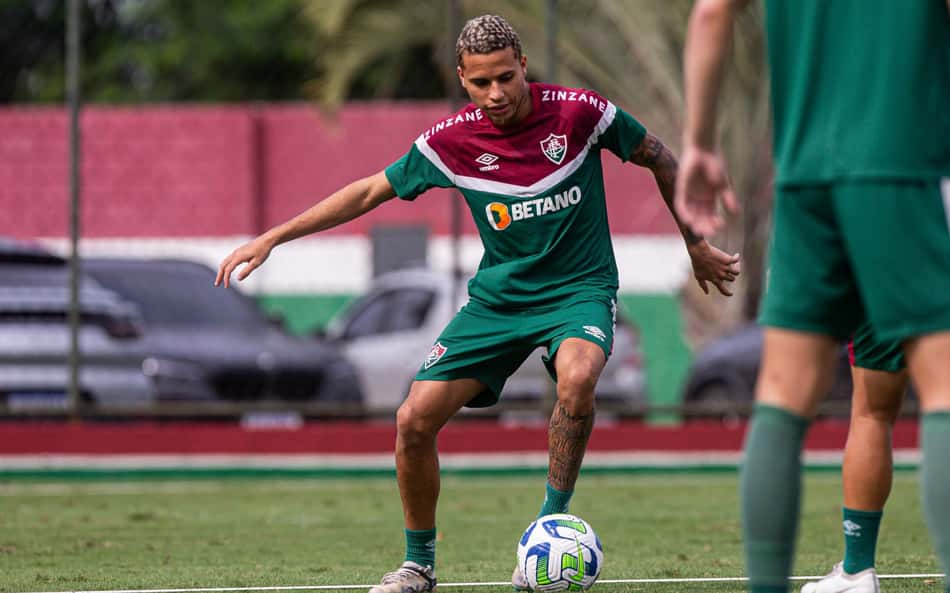 Após mais de três meses, Alexsander é relacionado pelo Fluminense e pode jogar contra o América-MG