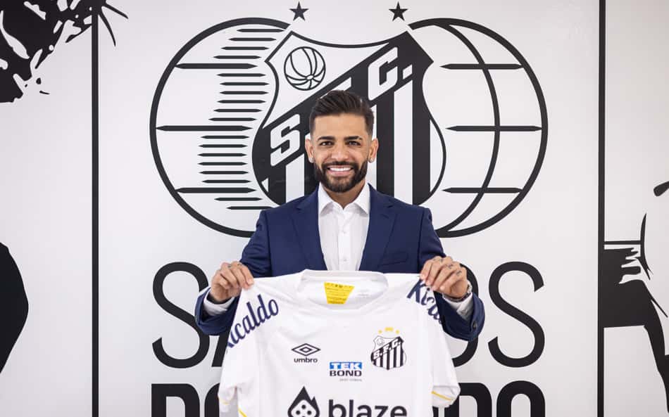 Júnior Caiçara se emociona durante apresentação no Santos e explica tempo sem jogar