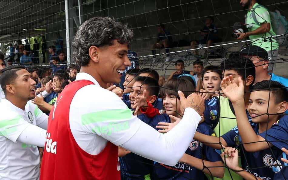 Richard Rios visita a Colômbia pela primeira vez como profissional e pede humildade ao Palmeiras