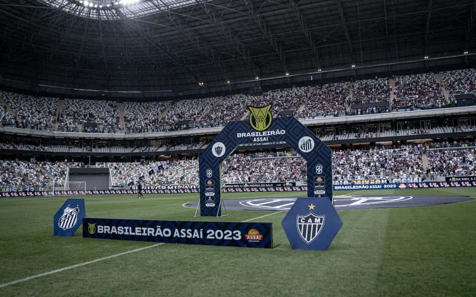 Falhas e lâmpadas do Allianz: Gramado da Arena MRV vira ponto 'negativo' na inauguração
