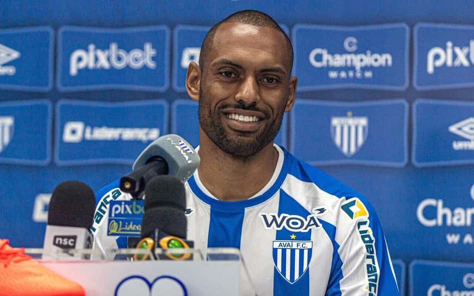 Após superar problema no coração, zagueiro celebra primeiro gol pelo Avaí