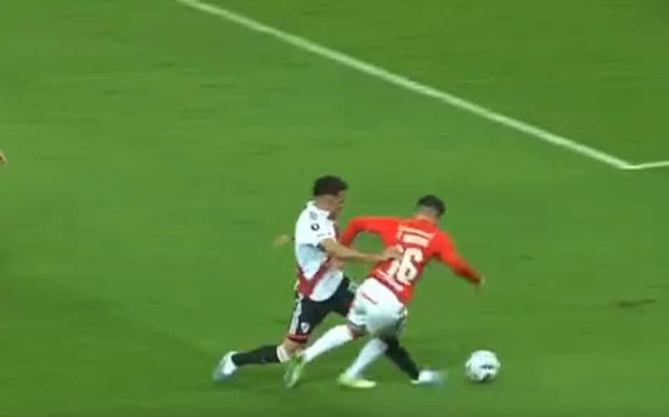 Internacional: Torcedores se revoltam com arbitragem por possível pênalti contra River Plate