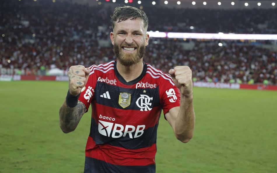 Leo-Pereira-comemorando-gol-sobre-o-Corinthians-aspect-ratio-512-320
