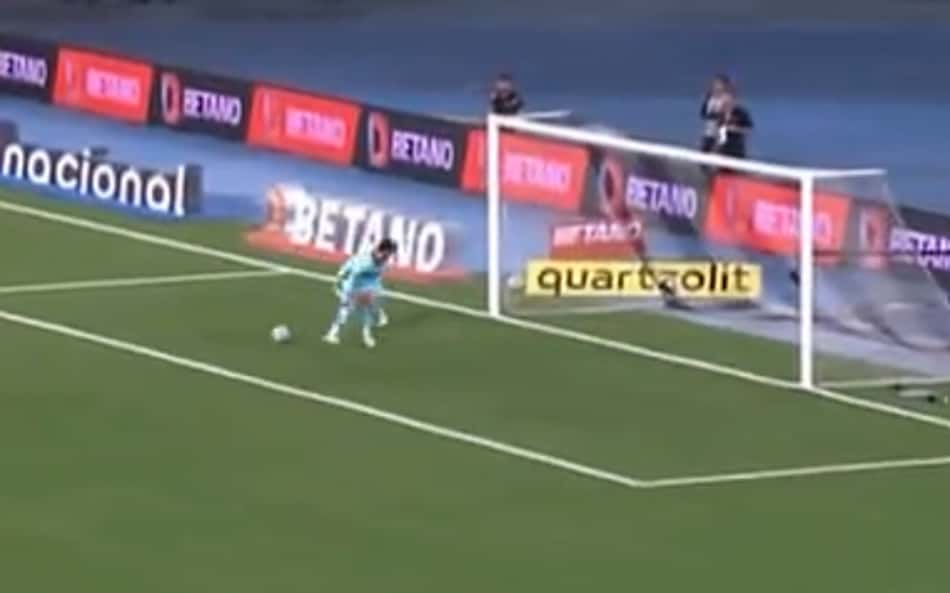 'Tela azul': Lucas Perri falha em gol do Internacional e vira meme na web