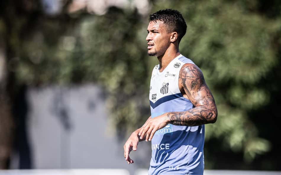 Santos faz jogo duro, Marcos Leonardo não viaja e negociação com a Roma trava