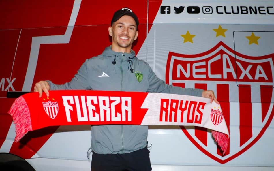 Santos fecha contratação do atacante Maximiliano Silvera