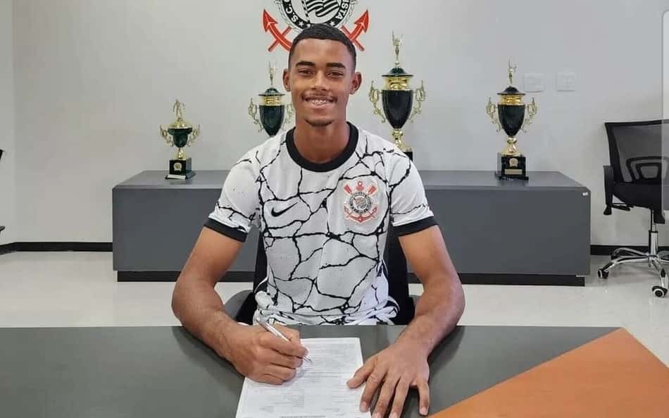 Goleiro com passagem pela seleção assina primeiro contrato com o Corinthians e tem multa milionária