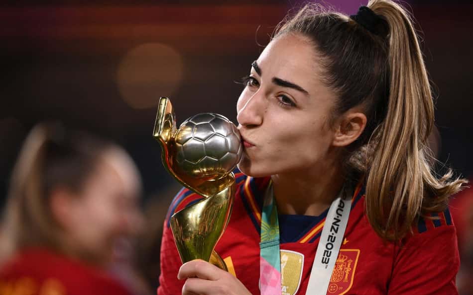 Heroína da Espanha na final da Copa do Mundo, Olga Carmona recebe notícia da morte do pai