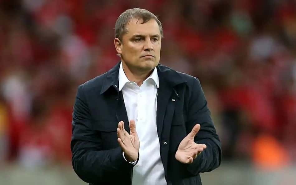 Aguirre chega no Brasil e destaca 'desafio' de livrar Santos do rebaixamento
