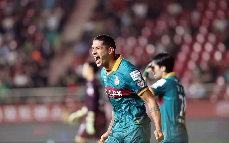 Brasileiro marca hat-trick em 15 minutos e assume artilharia da K-League