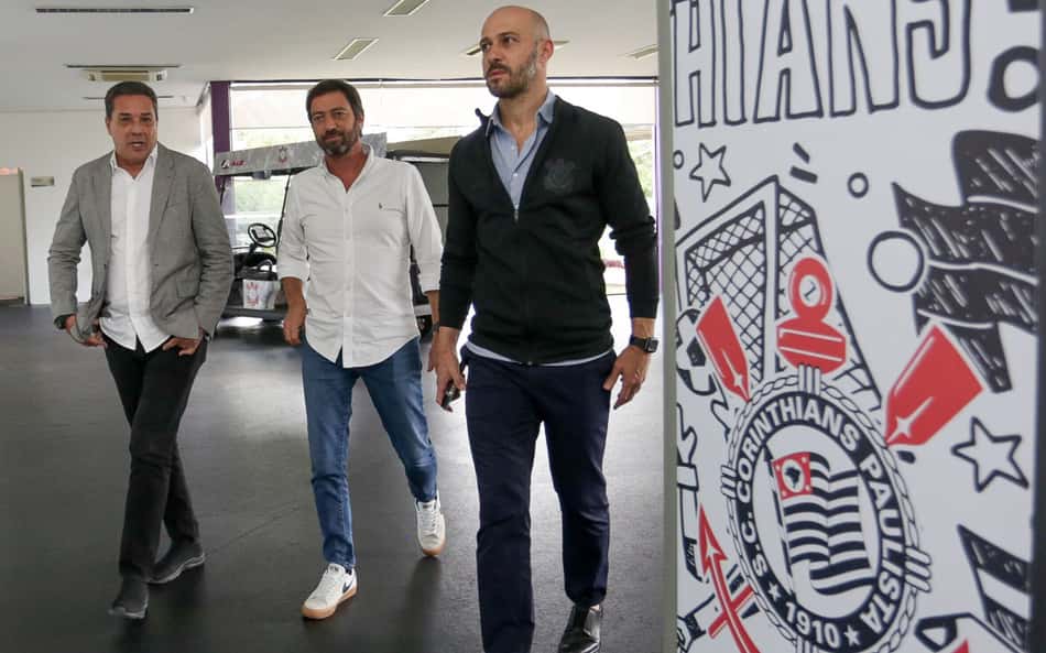 Pressão sobre Luxemburgo aumenta, e diretoria do Corinthians tenta segurar a barra