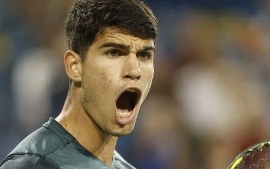 Alcaraz joga mal, erra muito, mas vence a estreia em Cincinnati