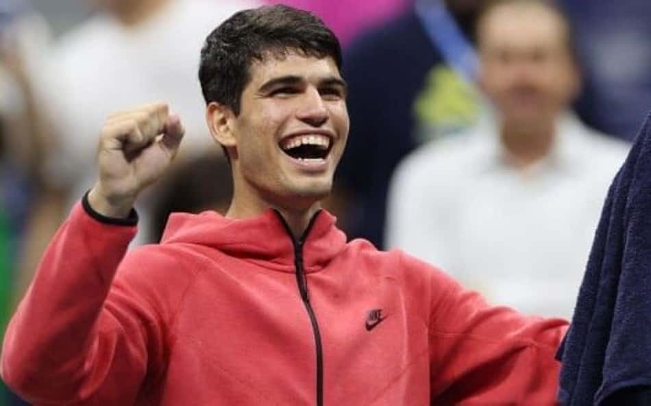 Alcaraz vê abandono de Koepfer e avança no US Open