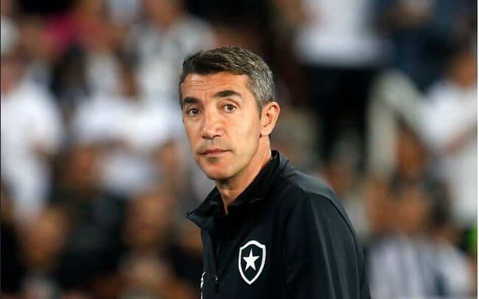 Torcedores do Botafogo colocam Bruno Lage em xeque após decisões em empate na Sul-Americana